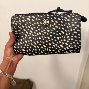 Tory Burch Black & White Printed Zip crossbody